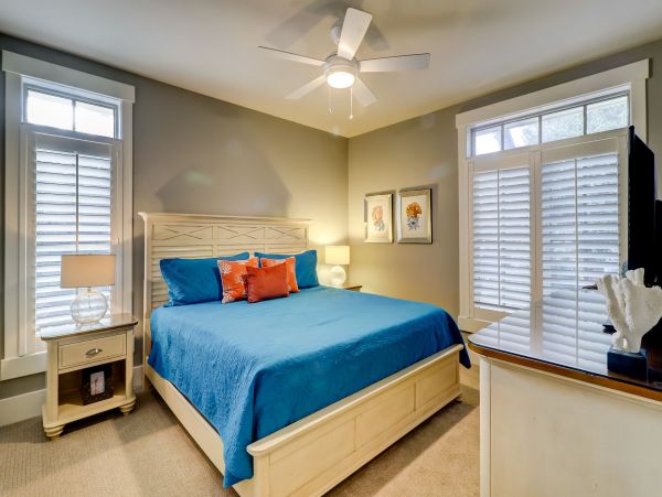 Gorgeous Five Bedroom Vacation Home Close to Beach