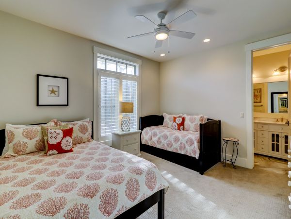 Gorgeous Five Bedroom Vacation Home Close to Beach