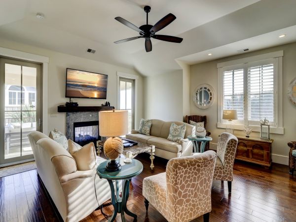 Gorgeous Five Bedroom Vacation Home Close to Beach