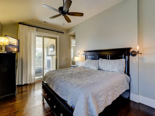 Gorgeous Five Bedroom Vacation Home Close to Beach
