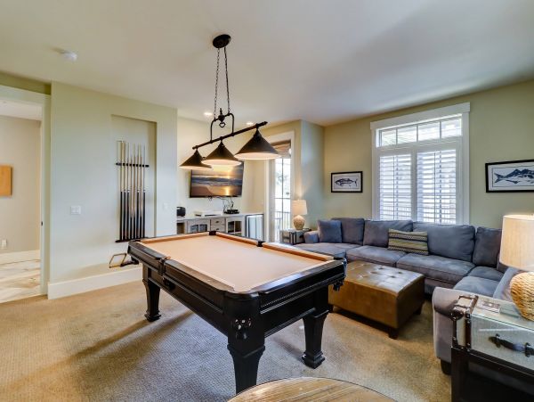 Gorgeous Five Bedroom Vacation Home Close to Beach