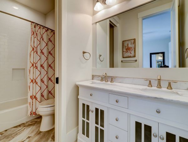 Gorgeous Five Bedroom Vacation Home Close to Beach