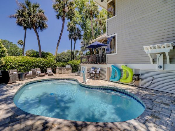 PALMETTO DUNES 4 BEDROOM POOL HOME ON GOLF COURSE