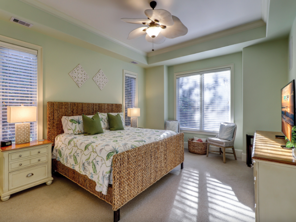 Beautiful Hilton Head Cottage with a Pool - Walk to Beach
