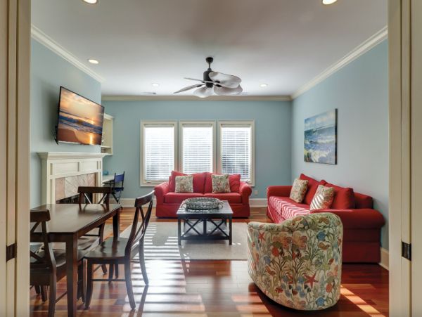 Beautiful Hilton Head Cottage with a Pool - Walk to Beach