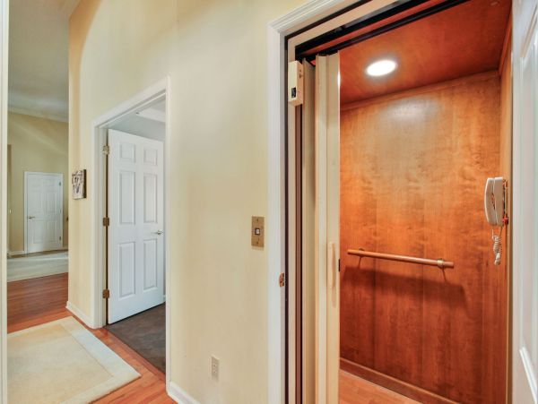 Beautiful 7 Bedroom Luxury Pool Home in Hilton Head