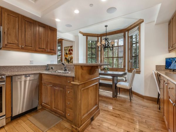 Luxury & Comfort 4 Bedroom Beaver Creek Vacation Residence