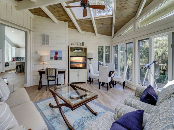 Walk To Beach, 6 Bed & 6 Baths Property