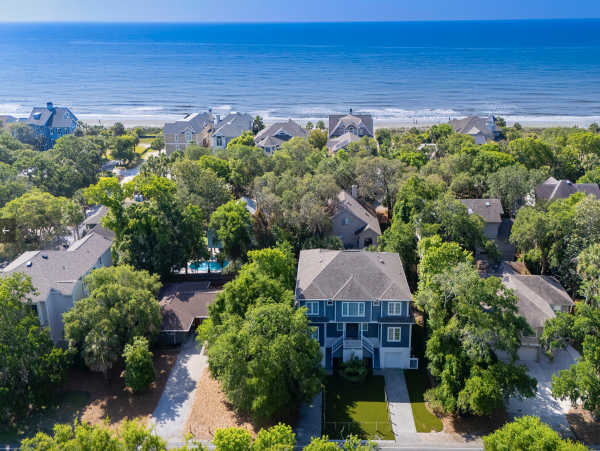 Spacious, Island Style 7 Bedroom Vacation Home Walk to Beach