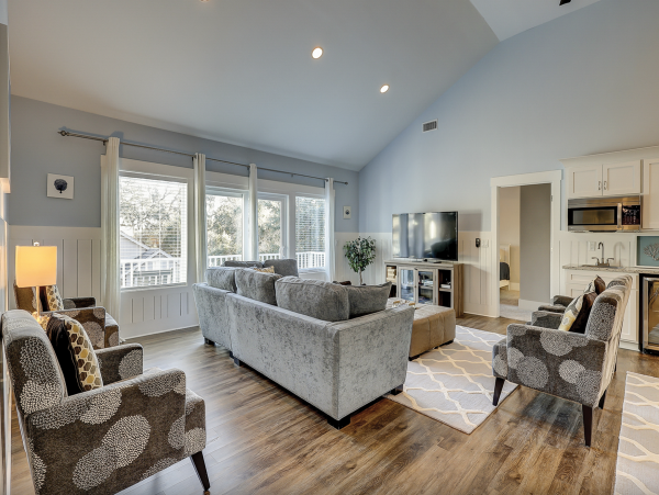 Spacious, Island Style 7 Bedroom Vacation Home Walk to Beach