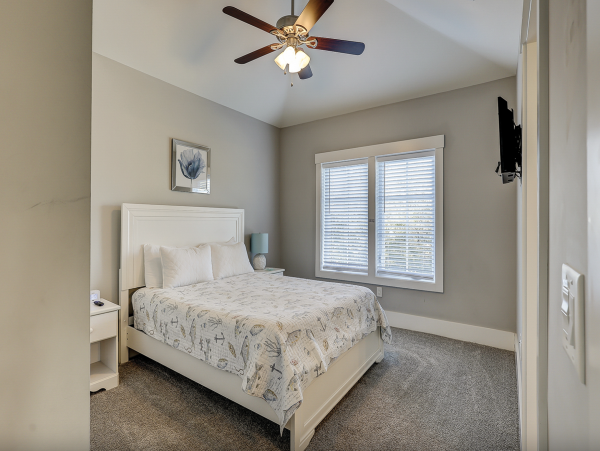 Spacious, Island Style 7 Bedroom Vacation Home Walk to Beach