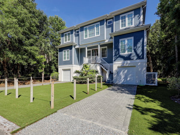 Spacious, Island Style 7 Bedroom Vacation Home Walk to Beach