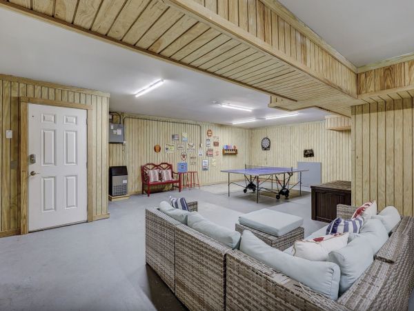 Spacious, Island Style 7 Bedroom Vacation Home Walk to Beach