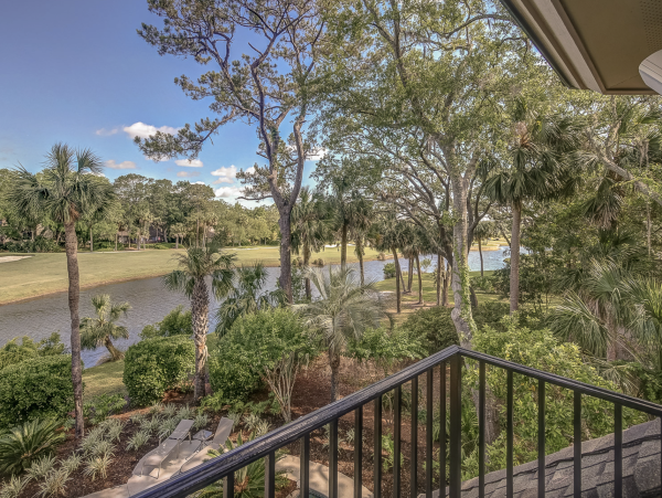 An Upscale Coastal Retreat On Hilton Heads Gold Coast