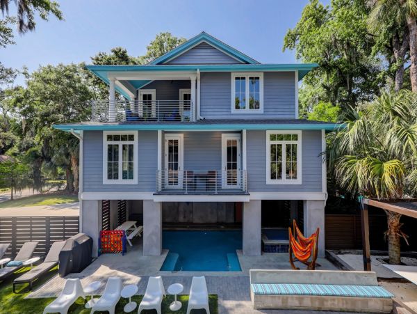 Five Bedroom Home Minutes To The Beach