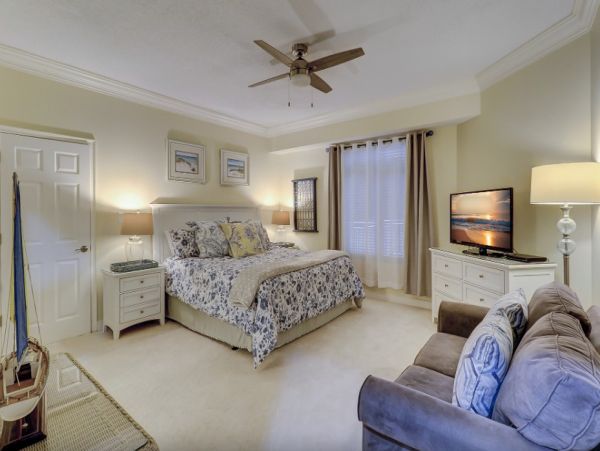 Oceanview Luxury Condo - Steps from Coligny Beach & Shops