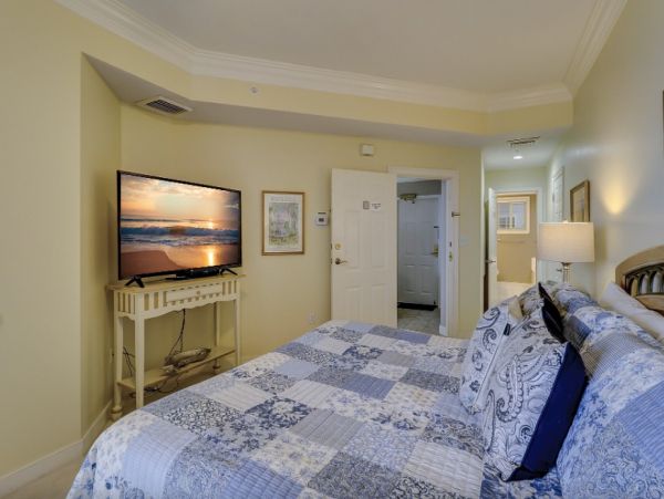 Oceanview Luxury Condo - Steps from Coligny Beach & Shops