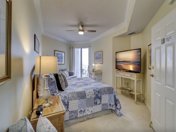 Oceanview Luxury Condo - Steps from Coligny Beach & Shops