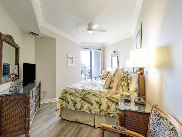Lovely 4th Floor 2 Bedroom Condo with Pool & Ocean Views!