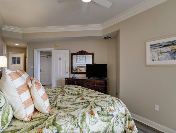 Lovely 4th Floor 2 Bedroom Condo with Pool & Ocean Views!