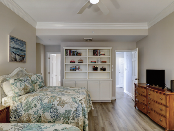 Lovely 4th Floor 2 Bedroom Condo with Pool & Ocean Views!