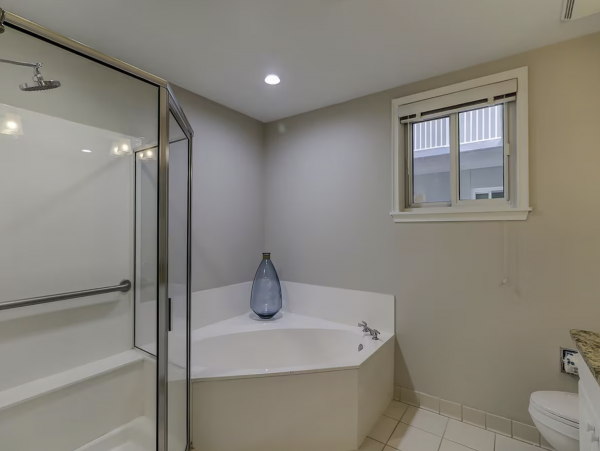 Lovely 4th Floor 2 Bedroom Condo with Pool & Ocean Views!