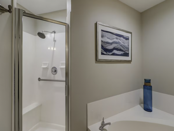 Lovely 4th Floor 2 Bedroom Condo with Pool & Ocean Views!