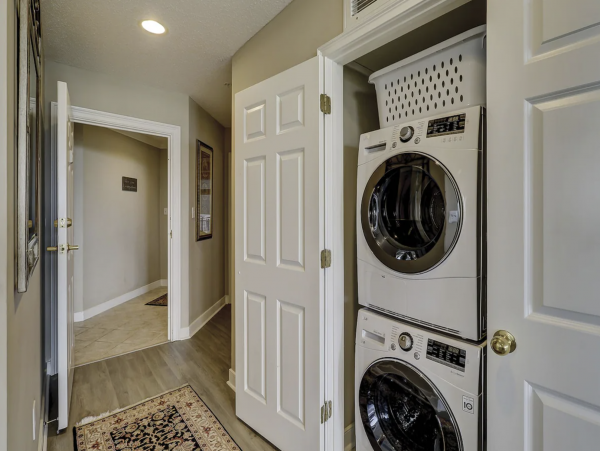 Lovely 4th Floor 2 Bedroom Condo with Pool & Ocean Views!