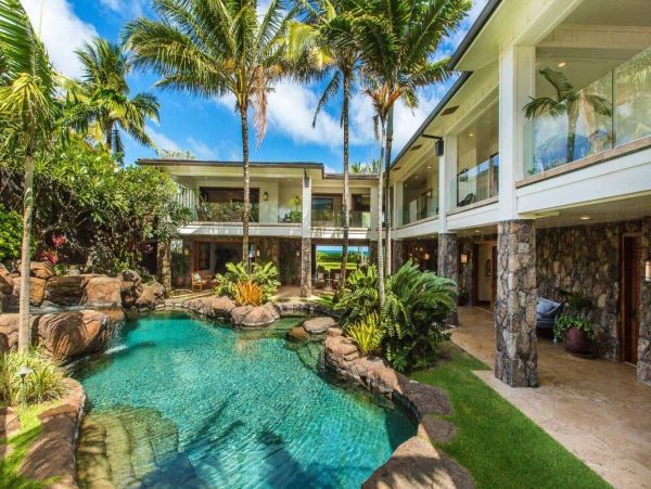 Kailua Vacation Home Eight Bedroom with Pool