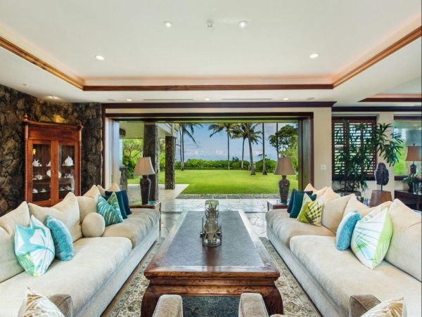 Kailua Vacation Home Eight Bedroom with Pool