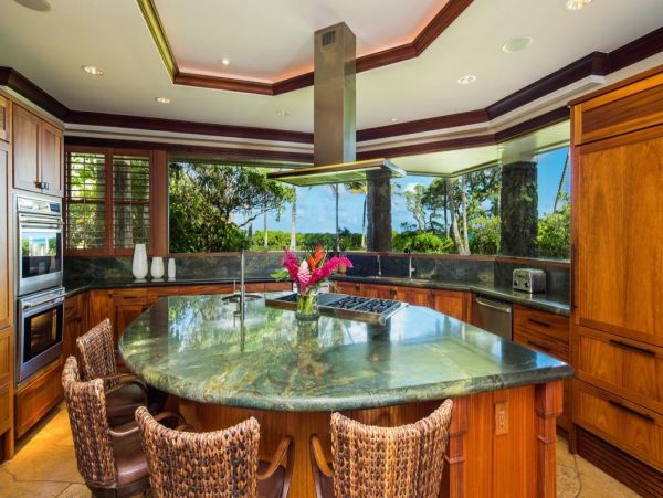 Kailua Vacation Home Eight Bedroom with Pool
