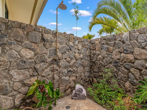 Lahaina Three  Bedroom Ocean View Rental Cottage Sleeps 6