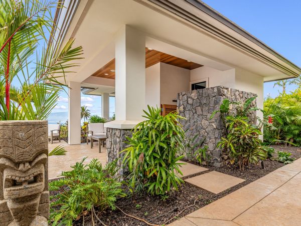 Lahaina Three  Bedroom Ocean View Rental Cottage Sleeps 6