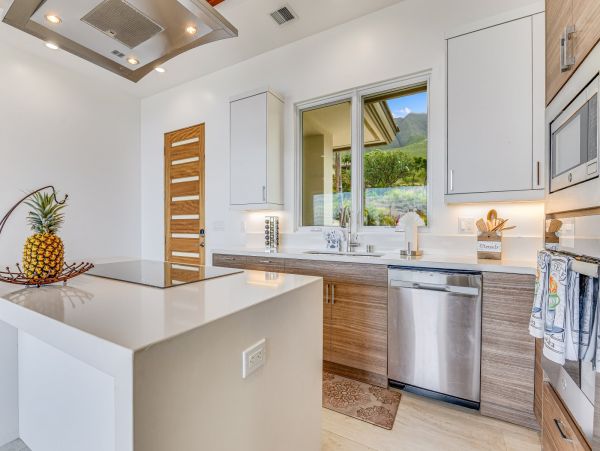 Lahaina Three  Bedroom Ocean View Rental Cottage Sleeps 6