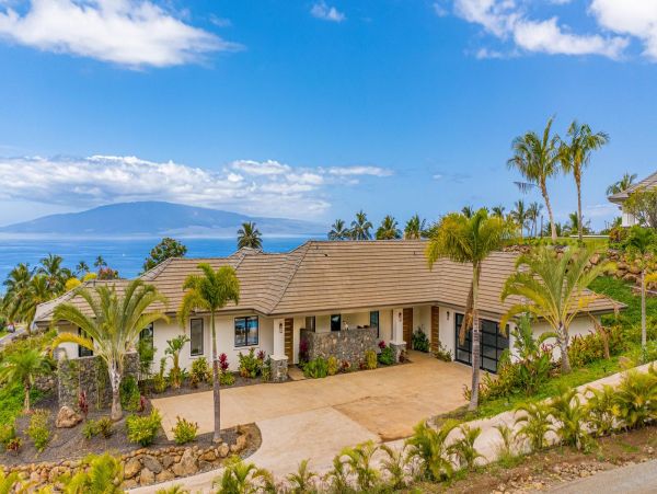 Lahaina Three  Bedroom Ocean View Rental Cottage Sleeps 6