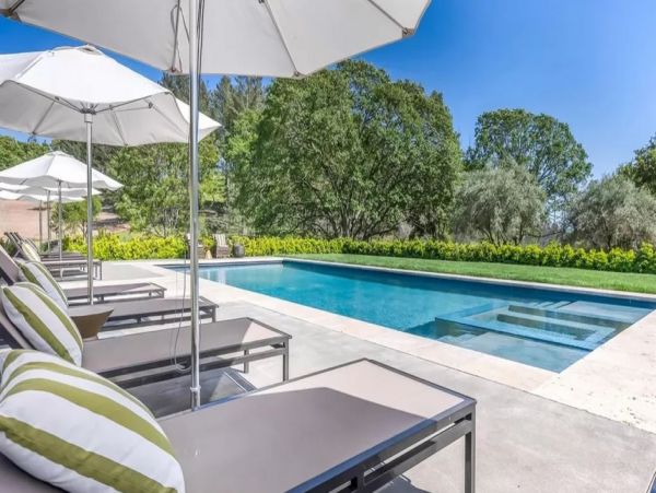 Luxury Vacation Rental in Kenwood with 5 Bedrooms