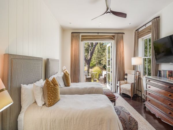 Luxury Vacation Rental in Kenwood with 5 Bedrooms