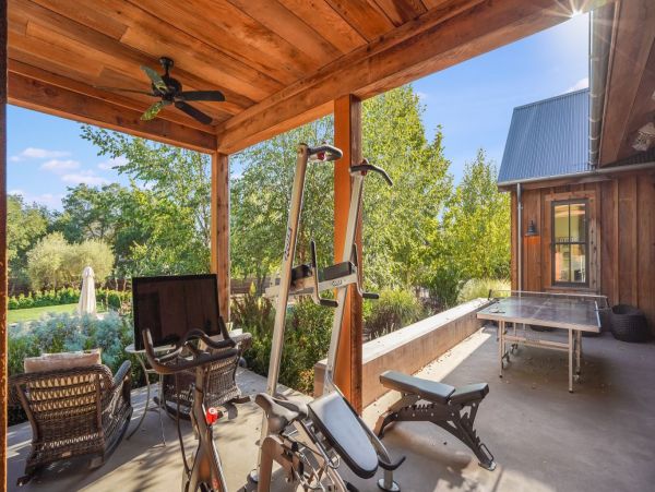 Luxury Vacation Rental in Kenwood with 5 Bedrooms