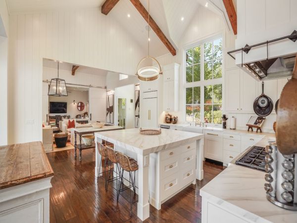 Luxury Vacation Rental in Kenwood with 5 Bedrooms