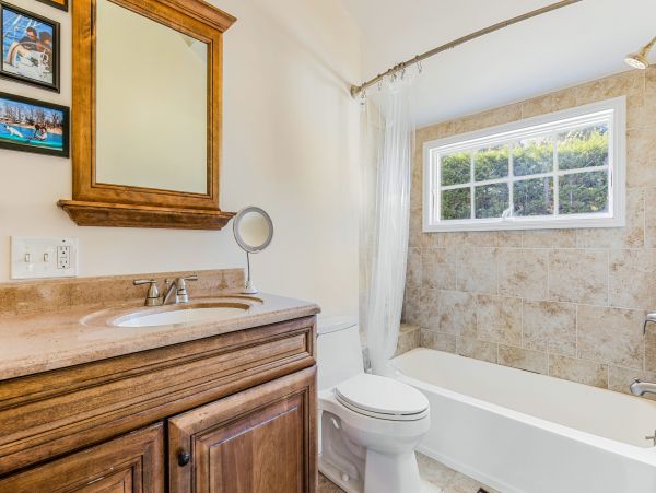 Mattituck Charming Vacation Home Sleeps Six Canal Views