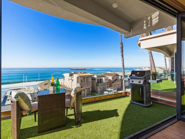 Gorgeous Vacation Home Located 2nd Row Ocean 14 Guests