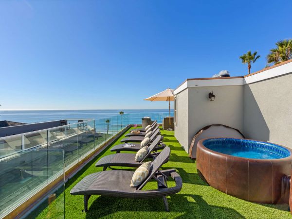 Gorgeous Vacation Home Located 2nd Row Ocean 14 Guests
