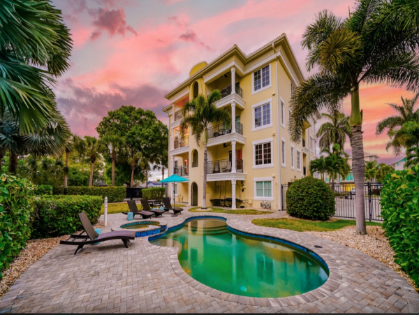 Siesta Key Vacation Penthouse Two Blocks From Beach 8 Guests