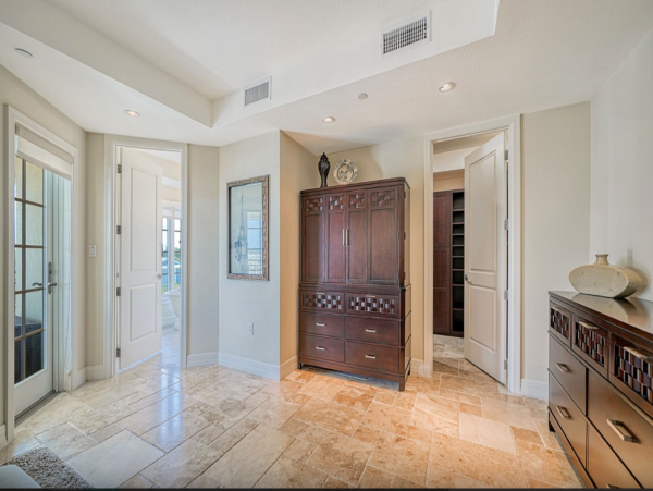 Siesta Key Vacation Penthouse Two Blocks From Beach 8 Guests