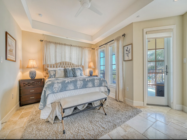 Siesta Key Vacation Penthouse Two Blocks From Beach 8 Guests