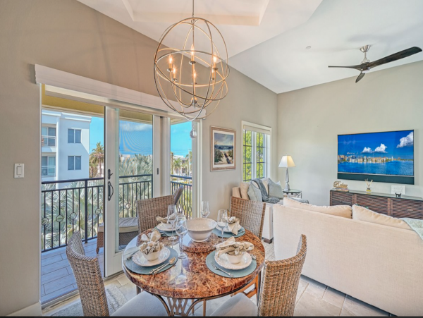 Siesta Key Vacation Penthouse Two Blocks From Beach 8 Guests