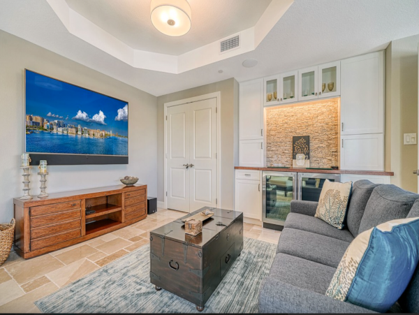 Siesta Key Vacation Penthouse Two Blocks From Beach 8 Guests