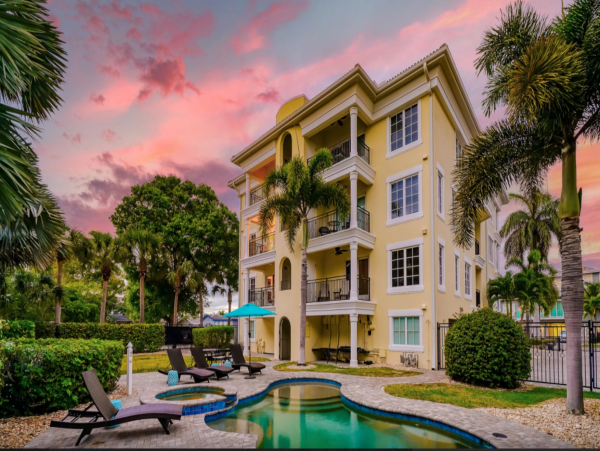 Siesta Key Vacation Penthouse Two Blocks From Beach 8 Guests