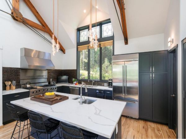 Walk to Ski Six Bedroom Home Great Mountain Views & Hot Tub