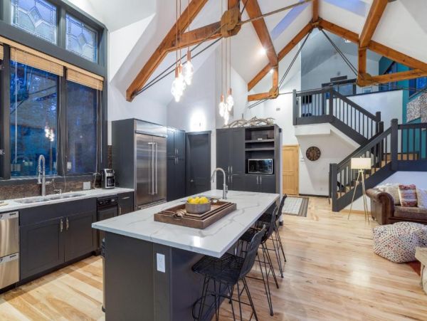 Walk to Ski Six Bedroom Home Great Mountain Views & Hot Tub